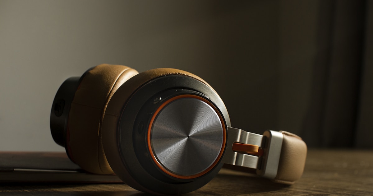 HVAC technician receiving an emergency service call from a website lead